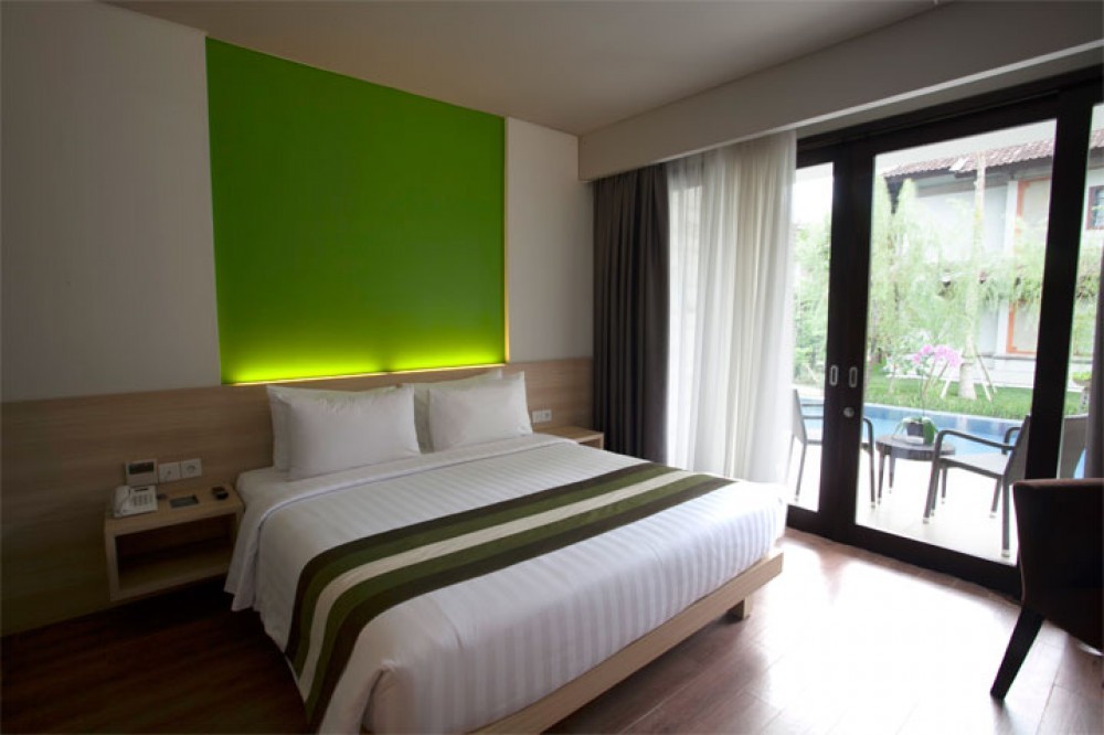 4359Premiere-room-pool-access