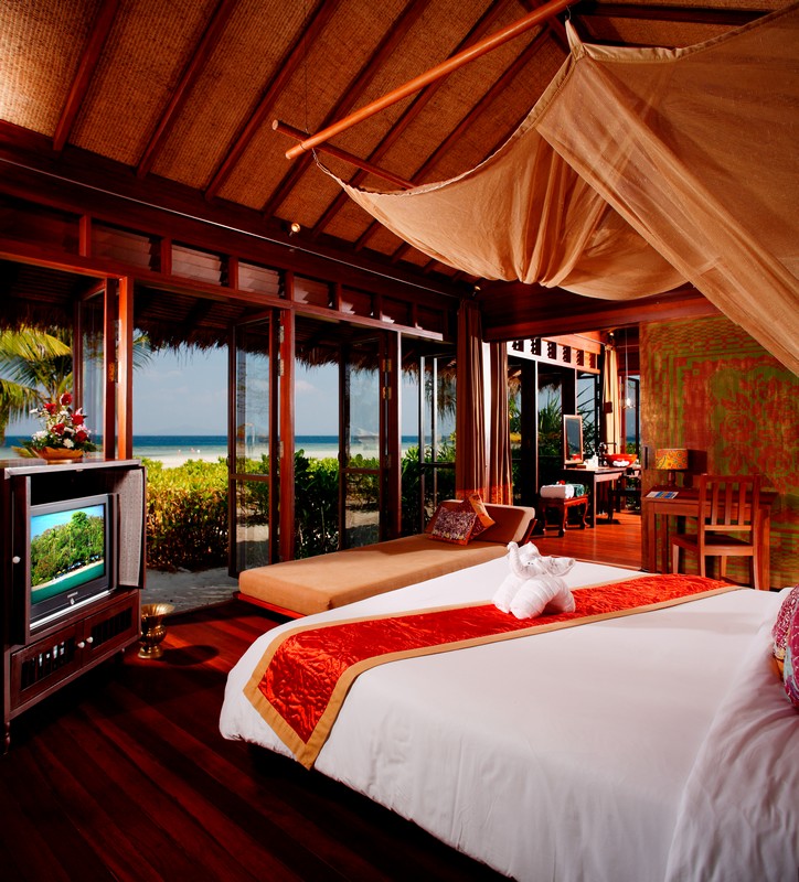 5045Zeavola – Beach Front Suite, Bedroom 1