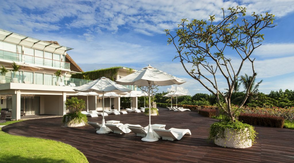 6031she3556ex-170025-North Courtyard-High