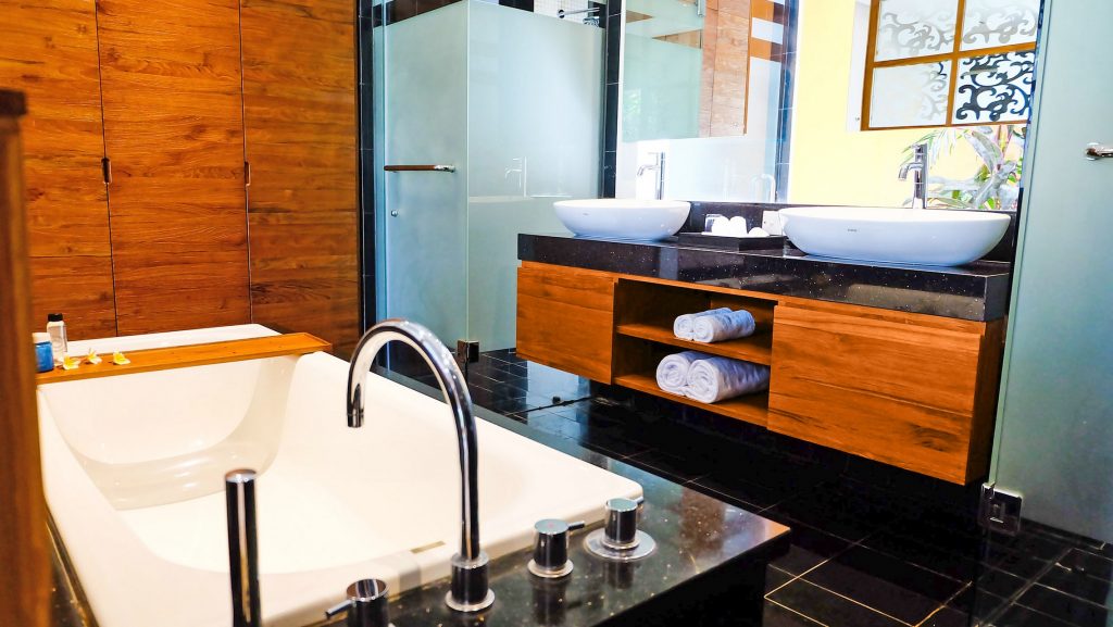 6464Sun Island Seminyak – Bathroom