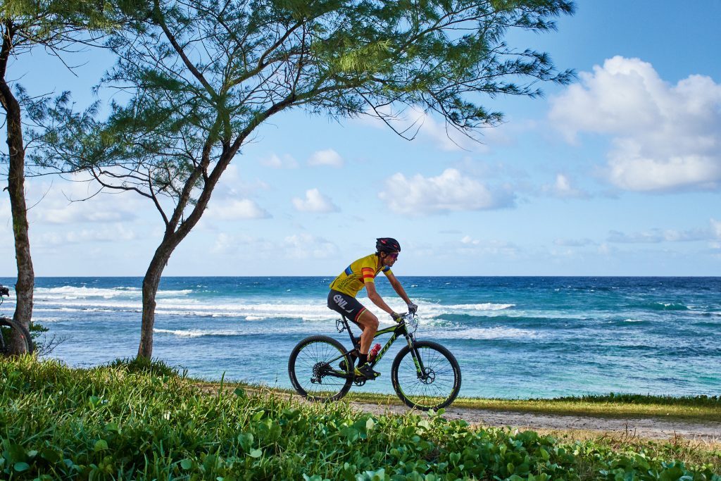 mauritius-tour-beachcomber-mountain-biker-riding-next-to-the-beach-1024×683