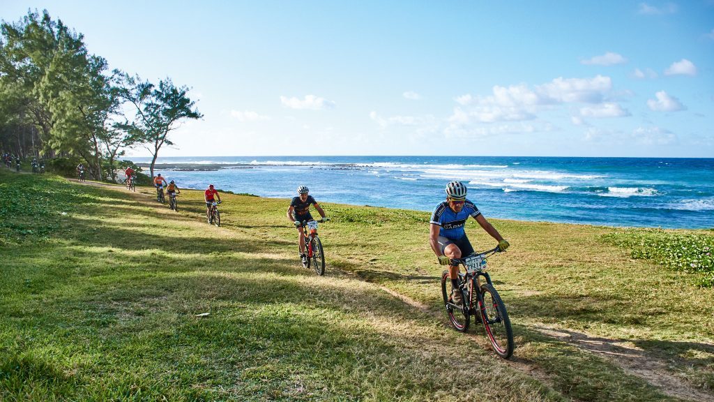 mauritius-tour-beachcomber-mountain-bikers-riding-next-to-the-beach-1024×576