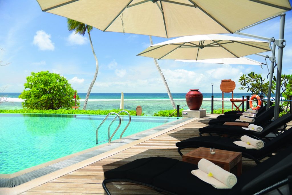 5102SEZDT_SunbedbytheInfinitypool_HR