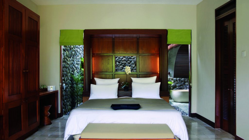 5511deluxeroom-bedroom-1